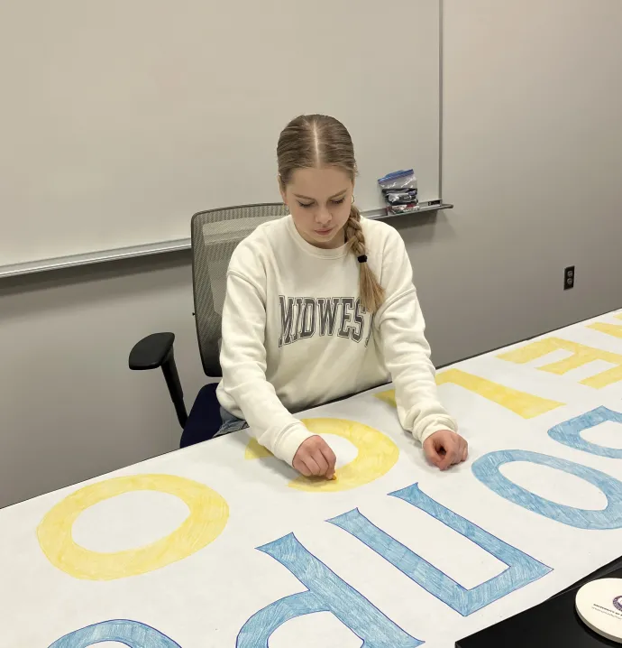 Liza Yaryshkina draws "welcome" poster